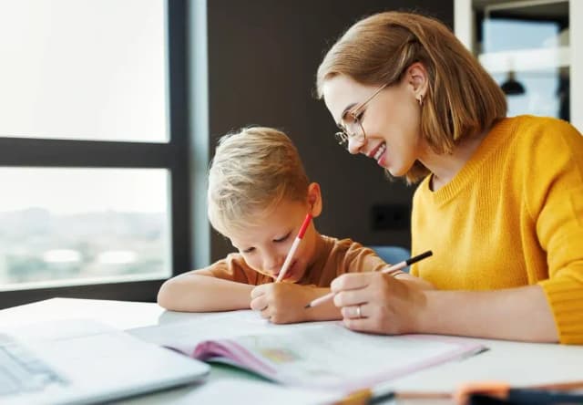 Nauczanie domowe na czym polega – poznaj wady i zalety tej formy edukacji Nauczanie domowe na czym polega – poznaj wady i zalety tej formy edukacji